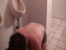 Vorschaubild vom Privatporno mit dem Titel "Sklavendrecksau leckt sein Finger mit Scheise ab" von extremgirl