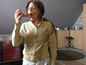 Vorschaubild vom Privatporno mit dem Titel "Vollgerotzt" von nylon_schlampe