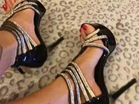 Attention foot lovers !!! Sexy feet in glittering high heels and red nails !!!