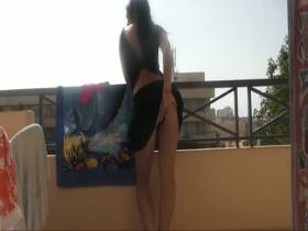 Am Hotel Balkon die FOTZE GEFINGERT