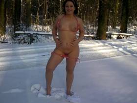 Mein erster Orgasmus im Schnee dieses Jahr,beide Löcher gestopft