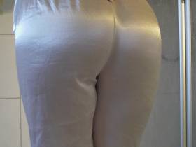 Vorschaubild vom Privatporno mit dem Titel "In den Satin Schlafanzug gepisst" von EvilBitch