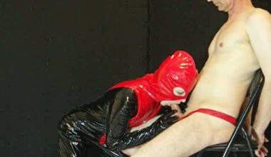 Blowjob im Zentai Kostüm mit Maske
