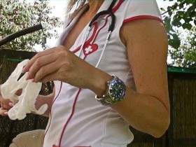 Krankenschwester Striptease mit Latex Handschuhen