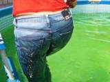 Bade mit Jeans im Outdoor Pool