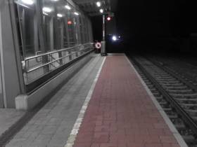 Schlampe muss am Bahnsteig pissen