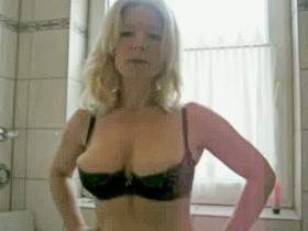 Vorschaubild vom Privatporno mit dem Titel "Dildo und Strunpfhose als Geschenk" von KissiKissi