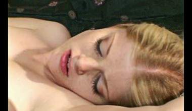 Cheerleaderin bläst Riesenschwanz