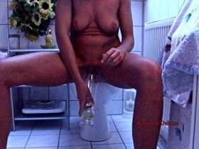 Vorschaubild vom Privatporno mit dem Titel "Mein 1. mal : ins glas gepisst und ausgetrunken" von Ramona_Deluxe