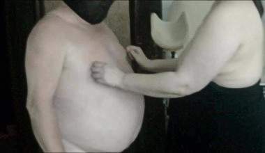  Sklave zum ersten mal auf ein Gyhnstuhl.