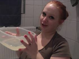 Vorschaubild vom Privatporno mit dem Titel "Abends gibt es in der WG pisse" von sexyvenushuegel