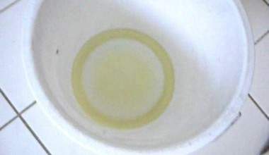 Nackt &amp; Pissing im bad / Voice