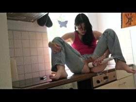 Vorschaubild vom Privatporno mit dem Titel "Wenn mein Bruder wüsste - Küchen Squirt" von Miss-United