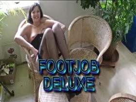 FOOTJOB DELUXE