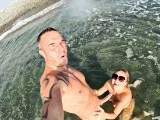 WILD OUTDOOR EXTREME?! AMATEUR WELLENFICK ORGASMUS MITTEN IM MEER!