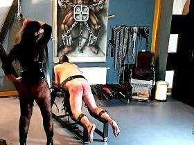 Hard blows to the slave's ass