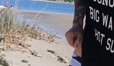 In den Strand gestrullt