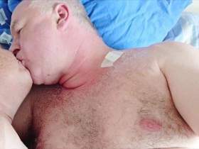 Heißes Küssen mit nackter alter Oma im Bett