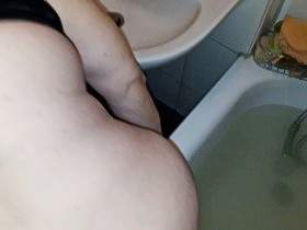 Ins Badewasser gepinkelt