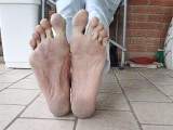Sehr schmutzige Füße, Sohlen und Zehen