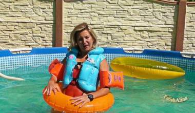 Blase Rettungsweste, Schwimmflügel und Schwimmring auf und schwimme damit