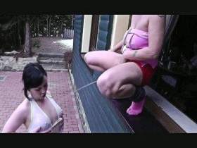 Vorschaubild vom Privatporno mit dem Titel "Vollgepisst am Fenster" von extremgirl