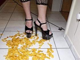 Chips mit high heels zertreten