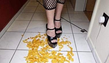 Chips mit high heels zertreten