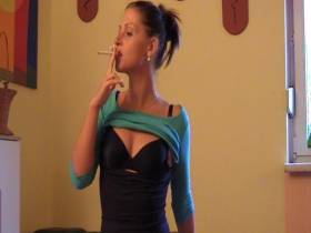 Vorschaubild vom Privatporno mit dem Titel "BOOBS-MASSAGE & RAUCHEN" von Andrea18