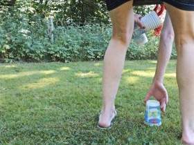 Joghurt-Becher Crushing mit FlipFlops