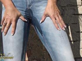 Vorschaubild vom Privatporno mit dem Titel "In Jean gepisst" von SinaVelvet