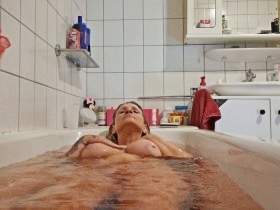 orgasm in the tub