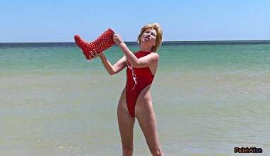 Mit Gummistiefeln im Meer