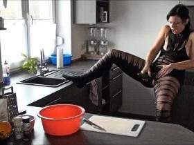 Vorschaubild vom Privatporno mit dem Titel "Leony´s geiler Gurkensalat" von Miss-United