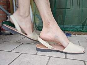 Dangling und Shoeplay mit weiblichen Flip-Flops und Sandalen