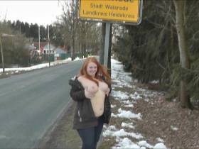 Vorschaubild vom Privatporno mit dem Titel "Titten raus an Ortsschildern" von sexyvenushuegel