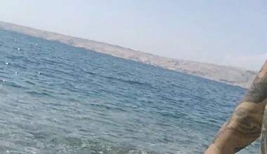 Stehend ins Meer gepisst!!