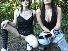 Vorschaubild vom Privatporno mit dem Titel "2Mädels beim pissen erwischt" von GeileDiana