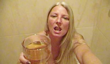 User-Pisse mit Strohhalm getrunken