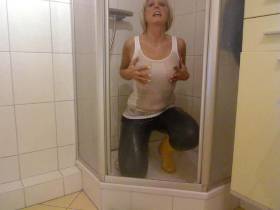 Vorschaubild vom Privatporno mit dem Titel "Gummistiefel und kein Regen" von EvilBitch