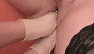 2 Bi-Girls--Gefistet von 2 Händen in Latexhandschuhen!!