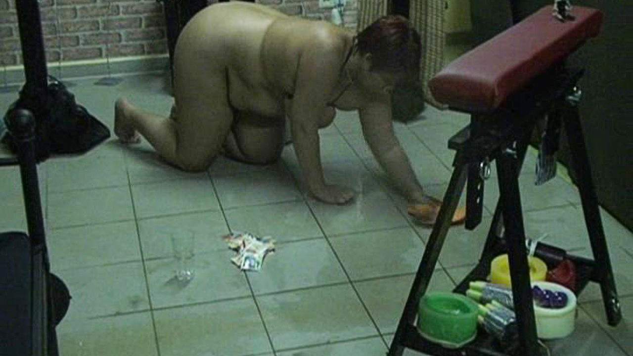 Frau beim nackt putzen