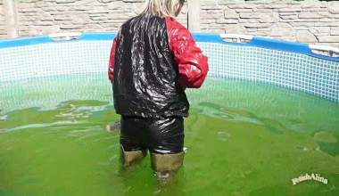 In Waders und Saunasuit im Pool 