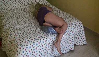 Vom Bett auf dem Rücken liegend abgeschissen.