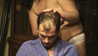 Fast nackte Friseurin