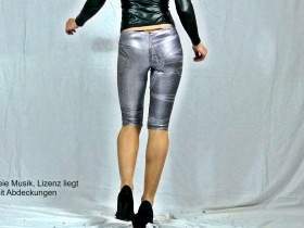 Tear shiny capri leggings