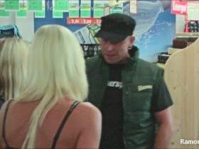 Vorschaubild vom Privatporno mit dem Titel "Im Getränkemarkt vom Verkäufer erwischt" von Ramona_Deluxe