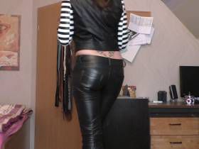 Vorschaubild vom Privatporno mit dem Titel "LEDER....LEDER....LEDER....genial" von nylon_schlampe