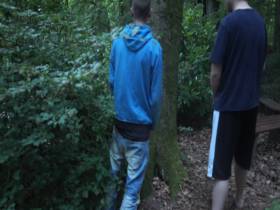 3 Herren pissen für den Slaven