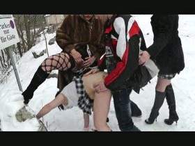 Vorschaubild vom Privatporno mit dem Titel "Perverse Orgie bei minus 5 grad" von extremgirl